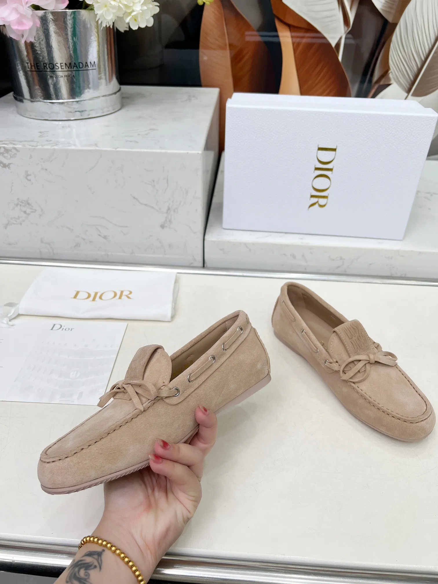 👟👟Ex-factory price 500👟👟 Dior's new spring and summer ultra-light jelly series loafers are brand new. The layout strives to create fashionable classic items. New products created at the first substantial show of Paris Fashion Week. The inspiration is cleverly combined by the D chief designer on the perfect shoe shape. Paired with brand buckles, it is even more fashionable! Original version, perfect and exquisite workmanship!  ✔️Upper: original fabric ✔️Inner lining: imported sheepskin lining ✔️Sole: original outsole ✔️Size: #35-41 (40 41 customized items are not returnable)
